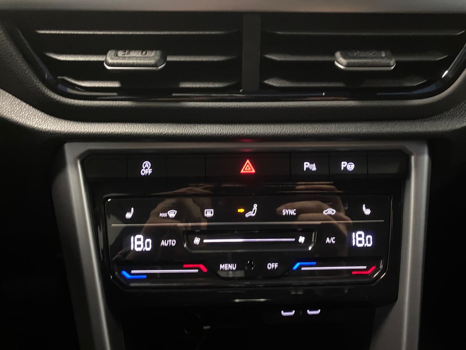 Fahrzeugabbildung Volkswagen T-Roc 1.5 TSI DSG LIFE+ACC+AHK+BHZ Lenkrad+RFK++