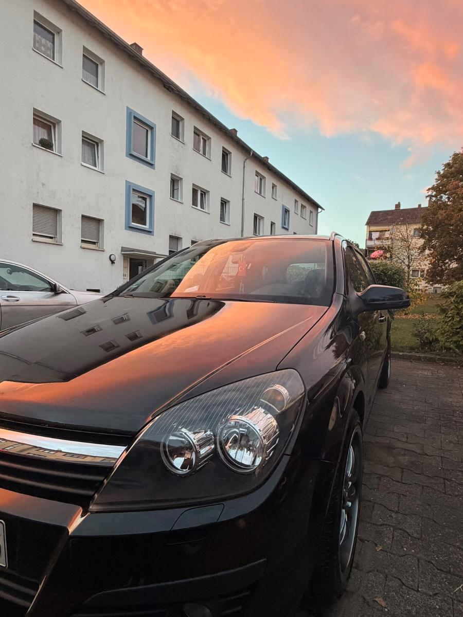 Opel Astra 2006 — rear view