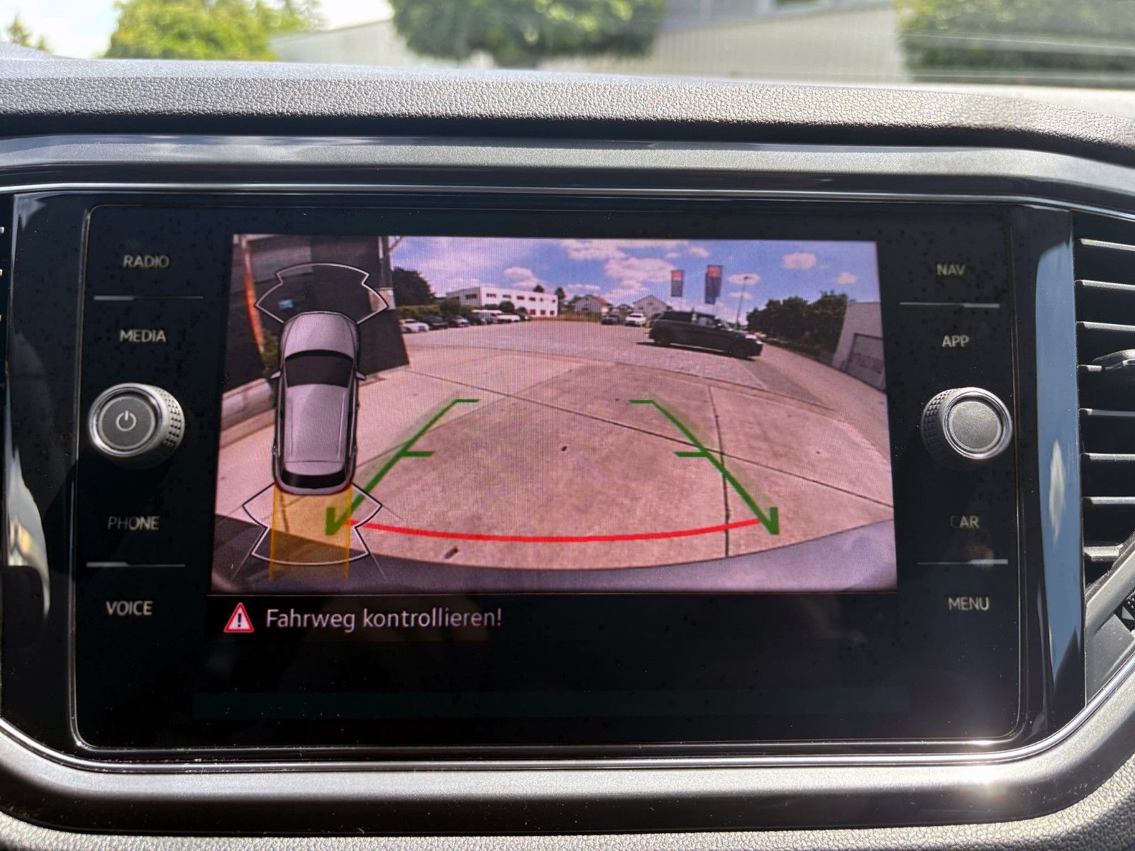 Fahrzeugabbildung Volkswagen T-Roc 1.5TSI R-Line DSG ACC KAM AHK LED NAV BT