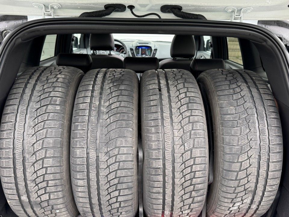 Fahrzeugabbildung Ford Kuga 2.0 ST-Line Pano Navi Teilleder 4x4