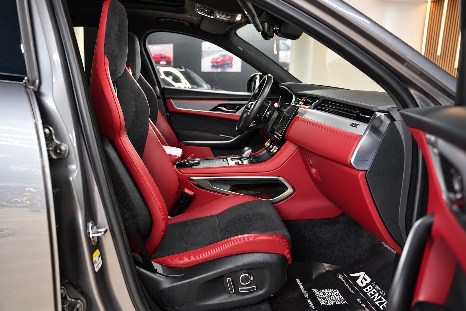 Fahrzeugabbildung Jaguar F-Pace  SVR /PANO/MERIDIAN/HUD/360°KAM/MEMORY