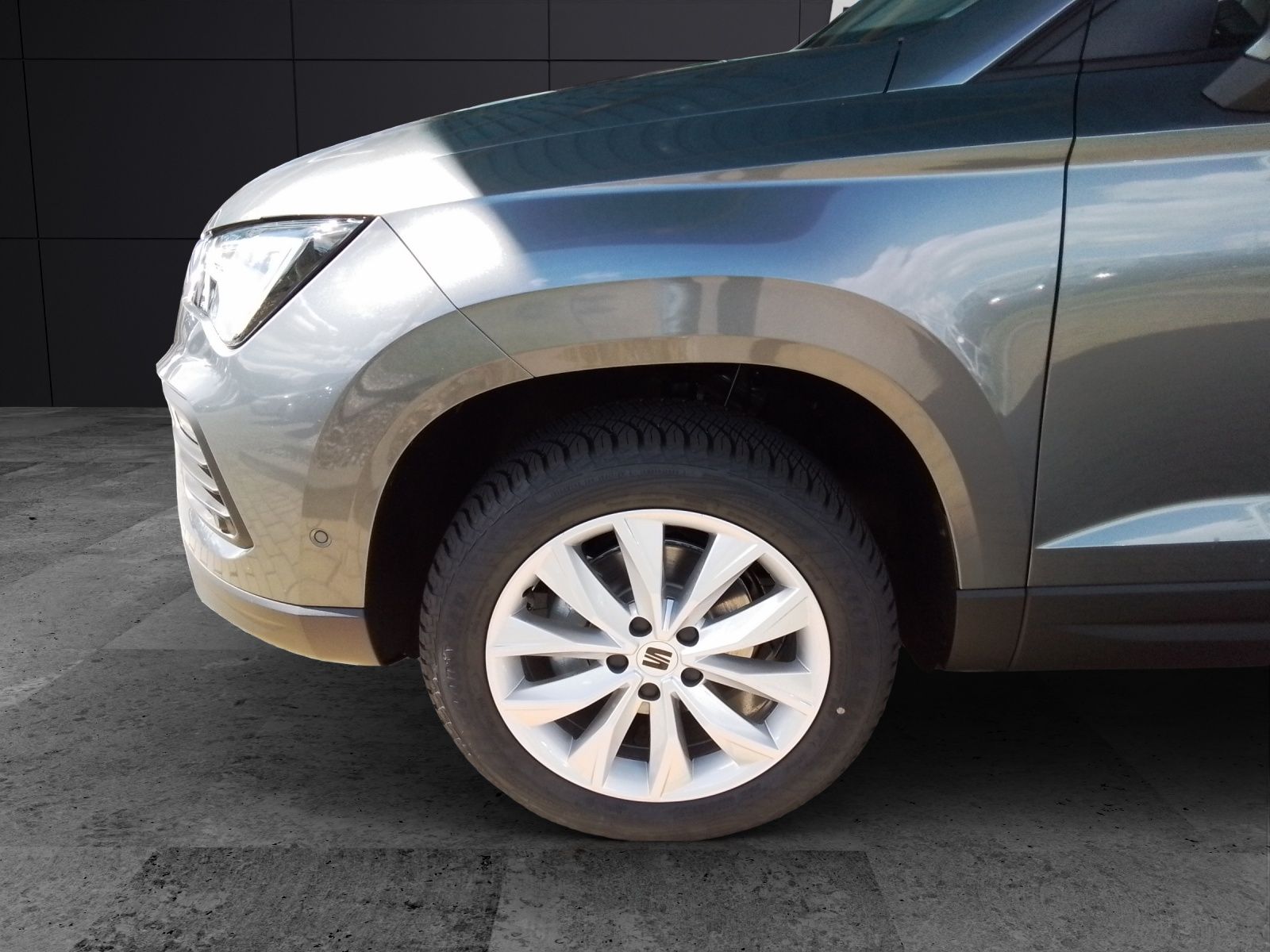 Fahrzeugabbildung SEAT Ateca TSI Style LED Navi ACC RFK SH App LM
