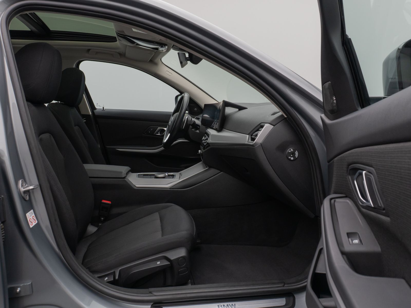 Fahrzeugabbildung BMW 320d Panorama DAB H/K Lordos Stop&Go PDC LED