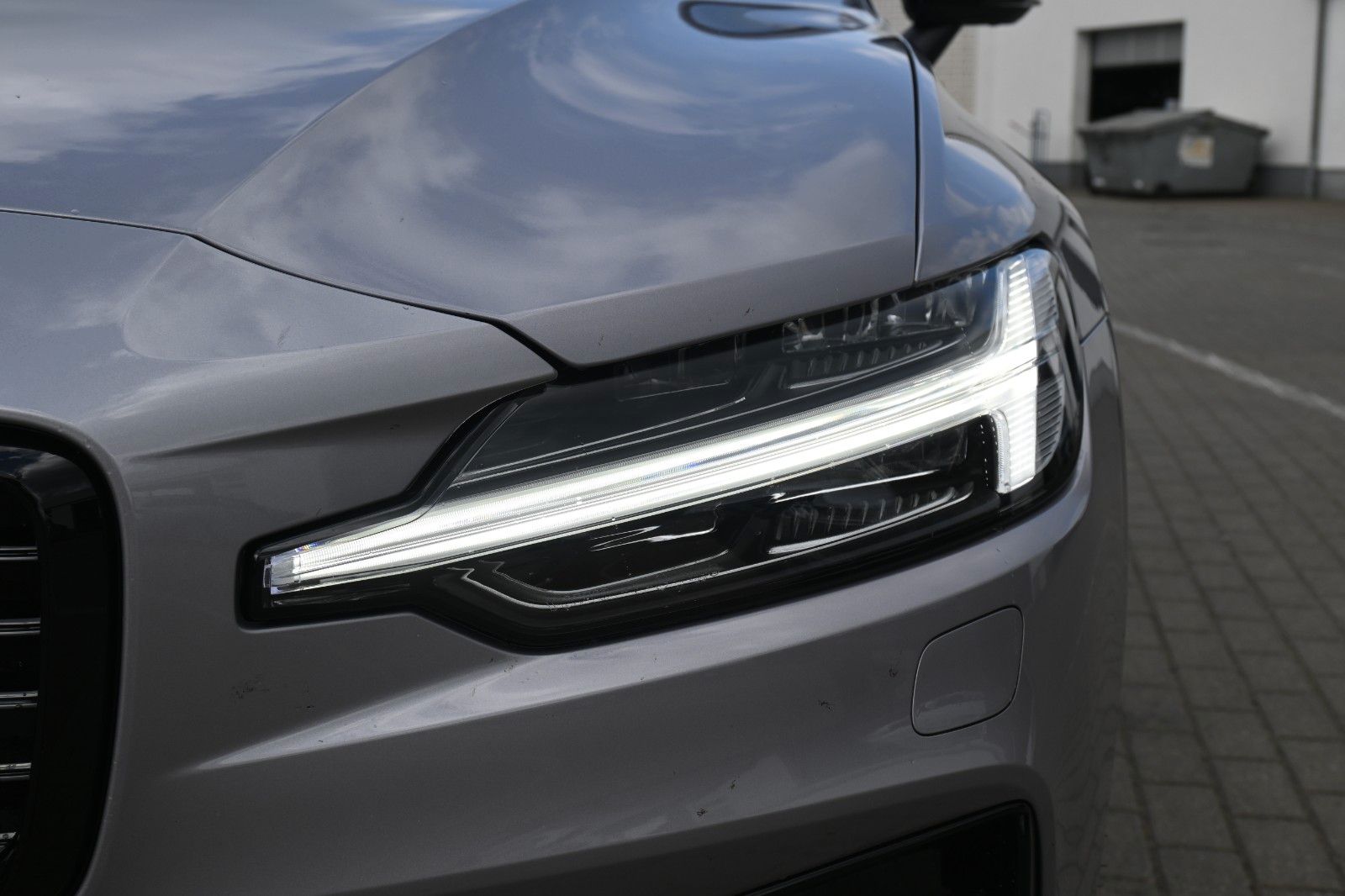 Fahrzeugabbildung Volvo V60 B4 Benzin DKG Plus Dark*FSHZG*360°*ACC