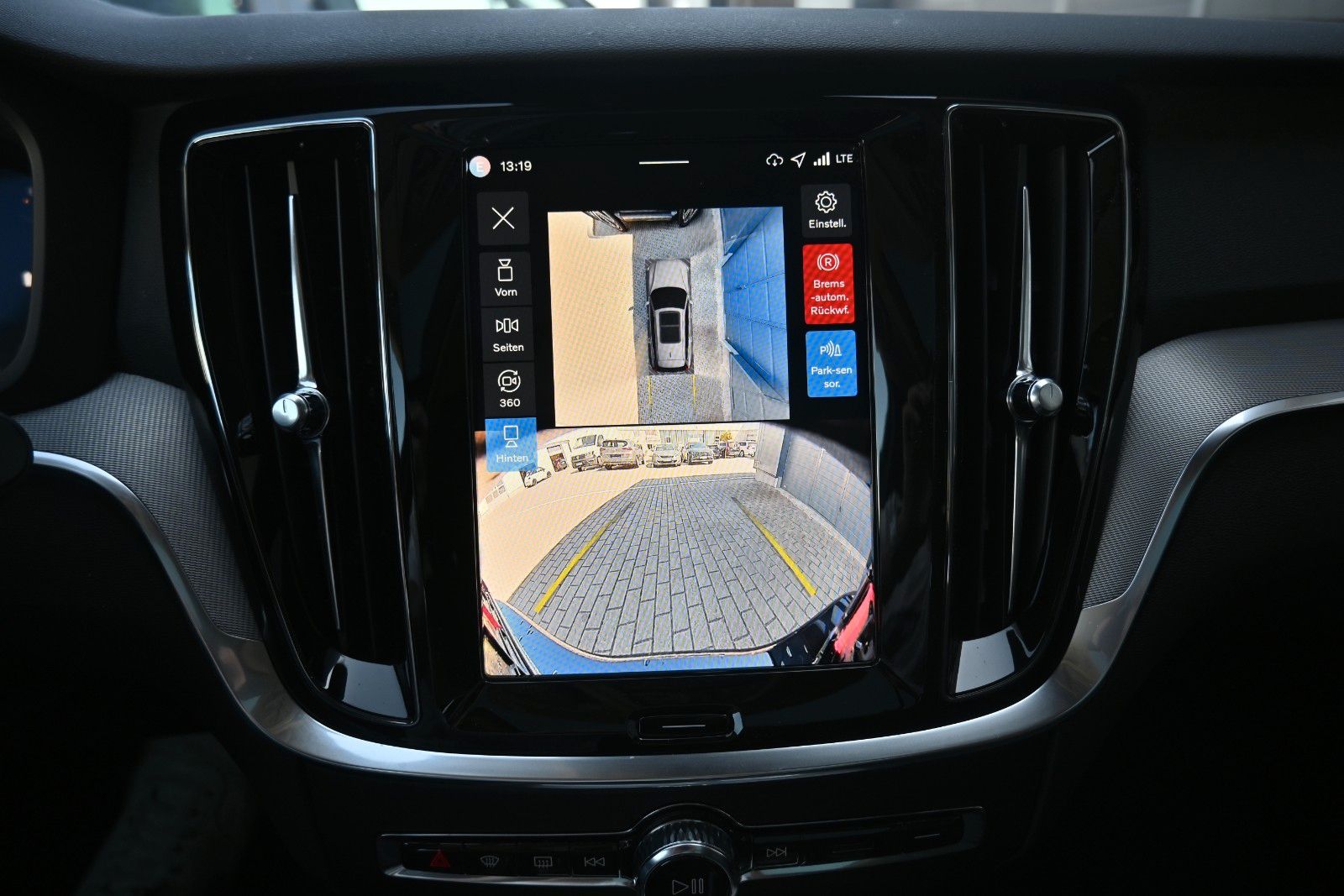 Fahrzeugabbildung Volvo V60 B4 DKG Plus Dark*HuD*PANO*360°*ACC