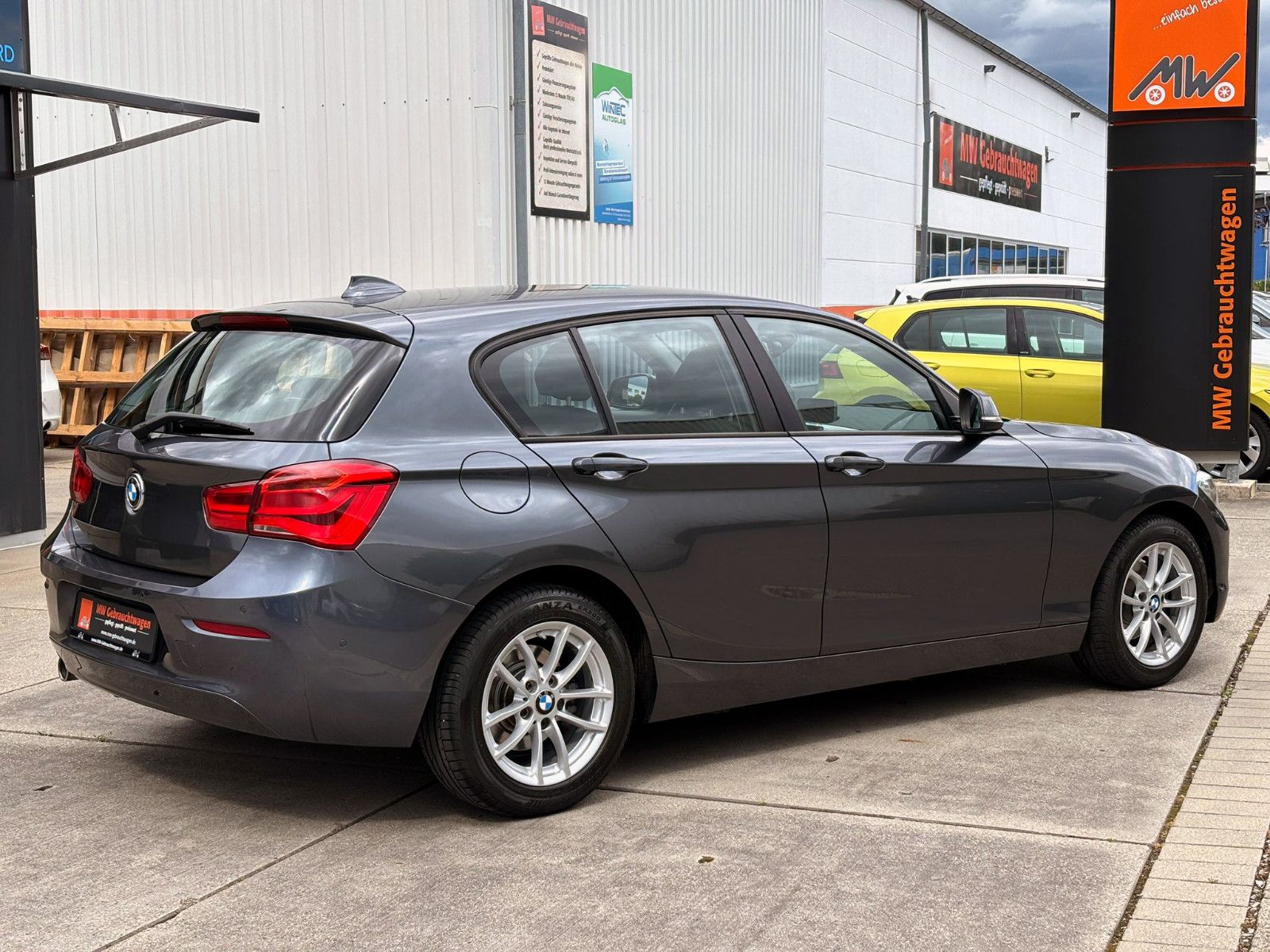 Fahrzeugabbildung BMW 118i Advantage Steptronic. ACC PDC NAV AHK SHZ