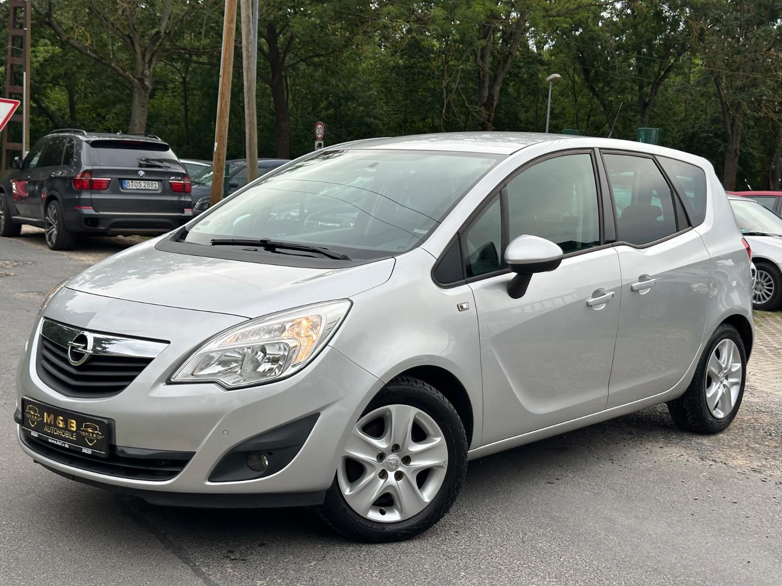 Opel Meriva 2011 — салон