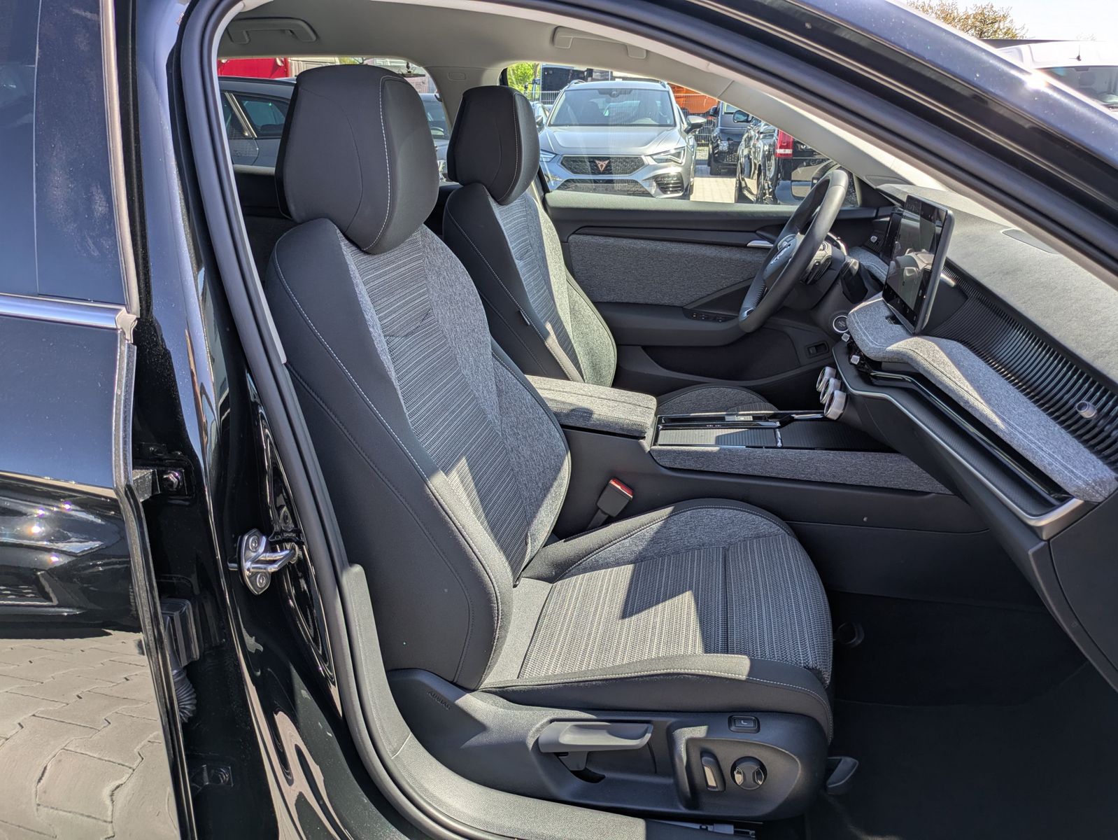 Fahrzeugabbildung SKODA Superb 2.0 TDI 4x4 Selection MATRIX*AHK*5J GAR.
