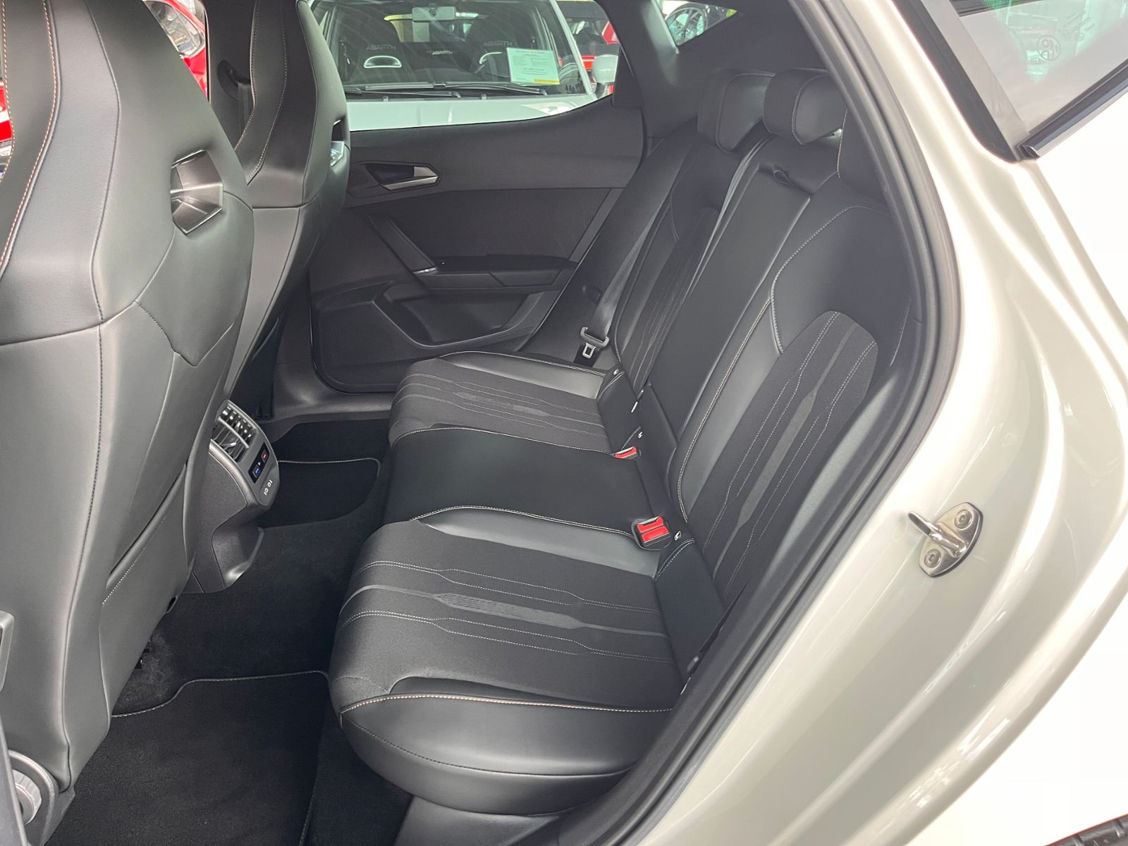 Fahrzeugabbildung CUPRA Leon VZ e-Hybrid LED ACC NAV RFK SHZ 19"