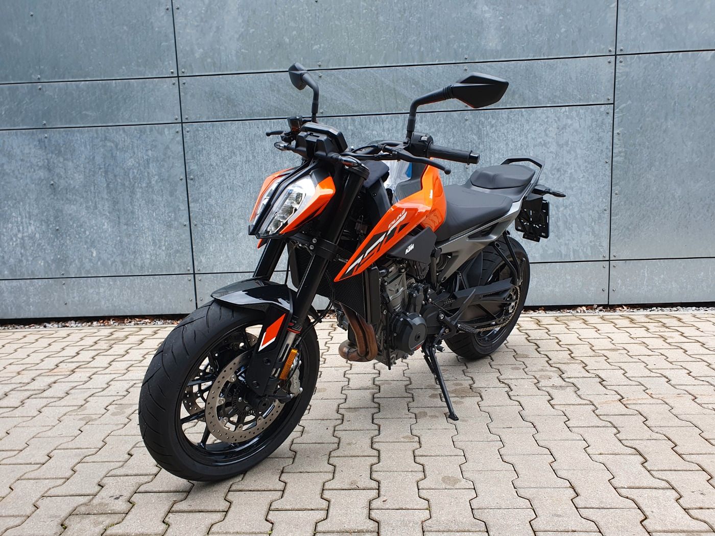 Fahrzeugabbildung KTM 790 Duke Modell 2024 beide Farben lagernd