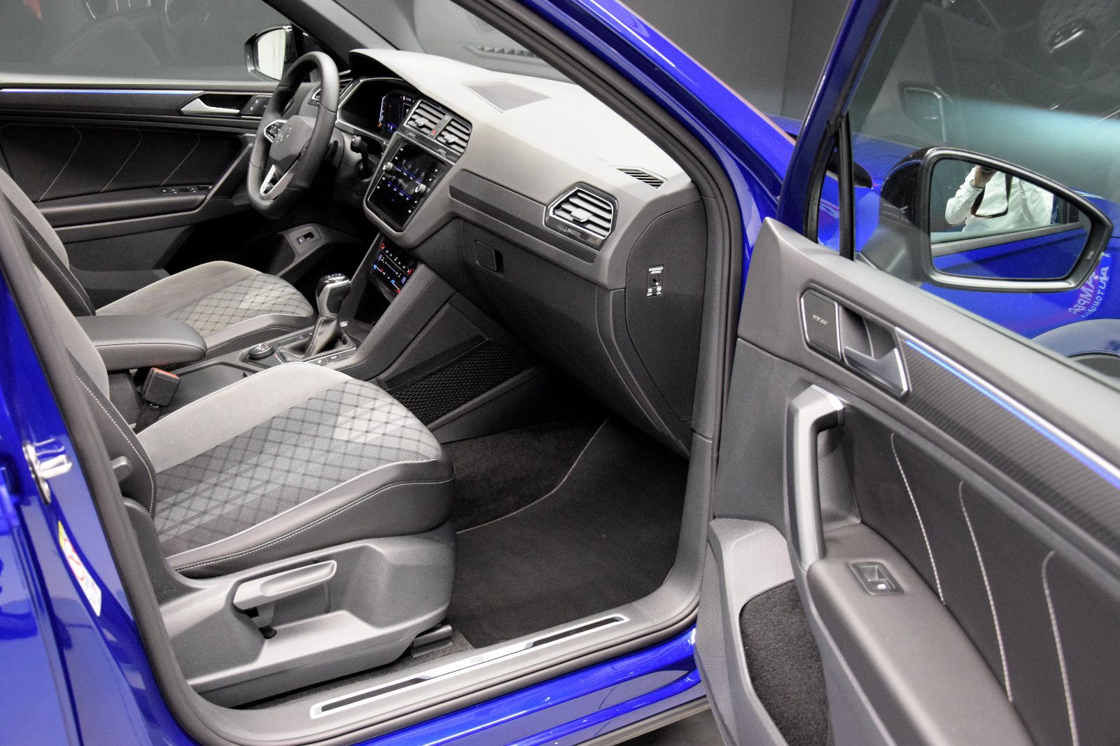 Fahrzeugabbildung Volkswagen Tiguan R-Line 4Motion Pano ACC LED HuD h/k AHK