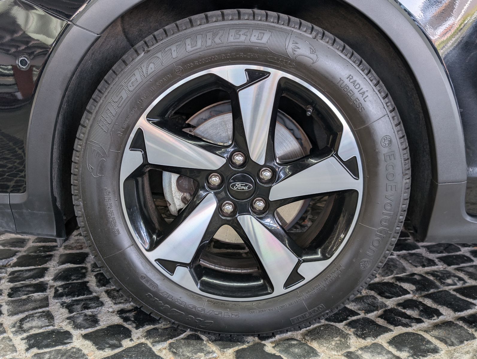 Fahrzeugabbildung Ford Focus Limo EB Active LED ACC APP KAM 17" WINTER