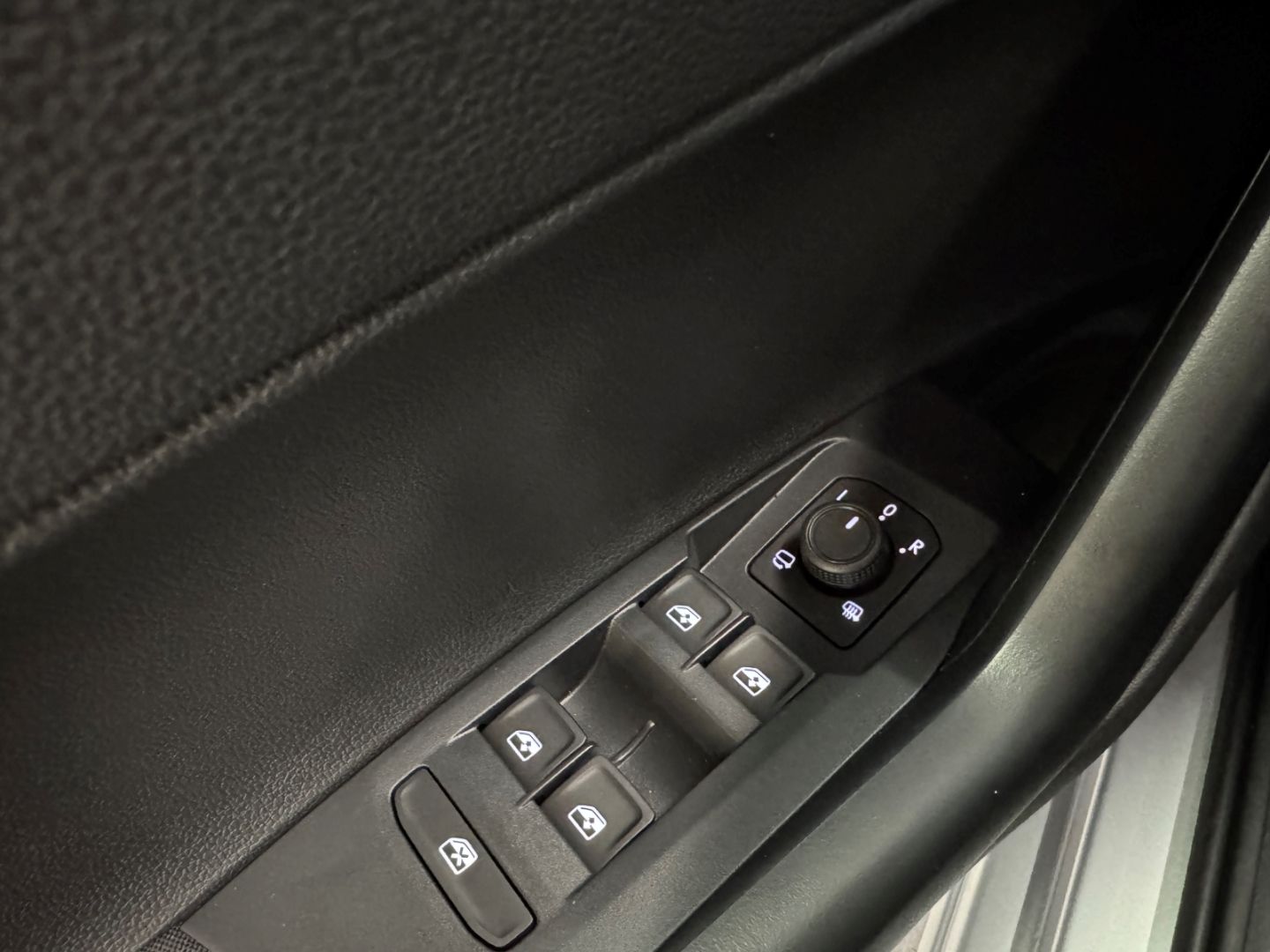 Fahrzeugabbildung Volkswagen Polo VI Life 1.0 TSI Digitales Cockpit LED ACC A