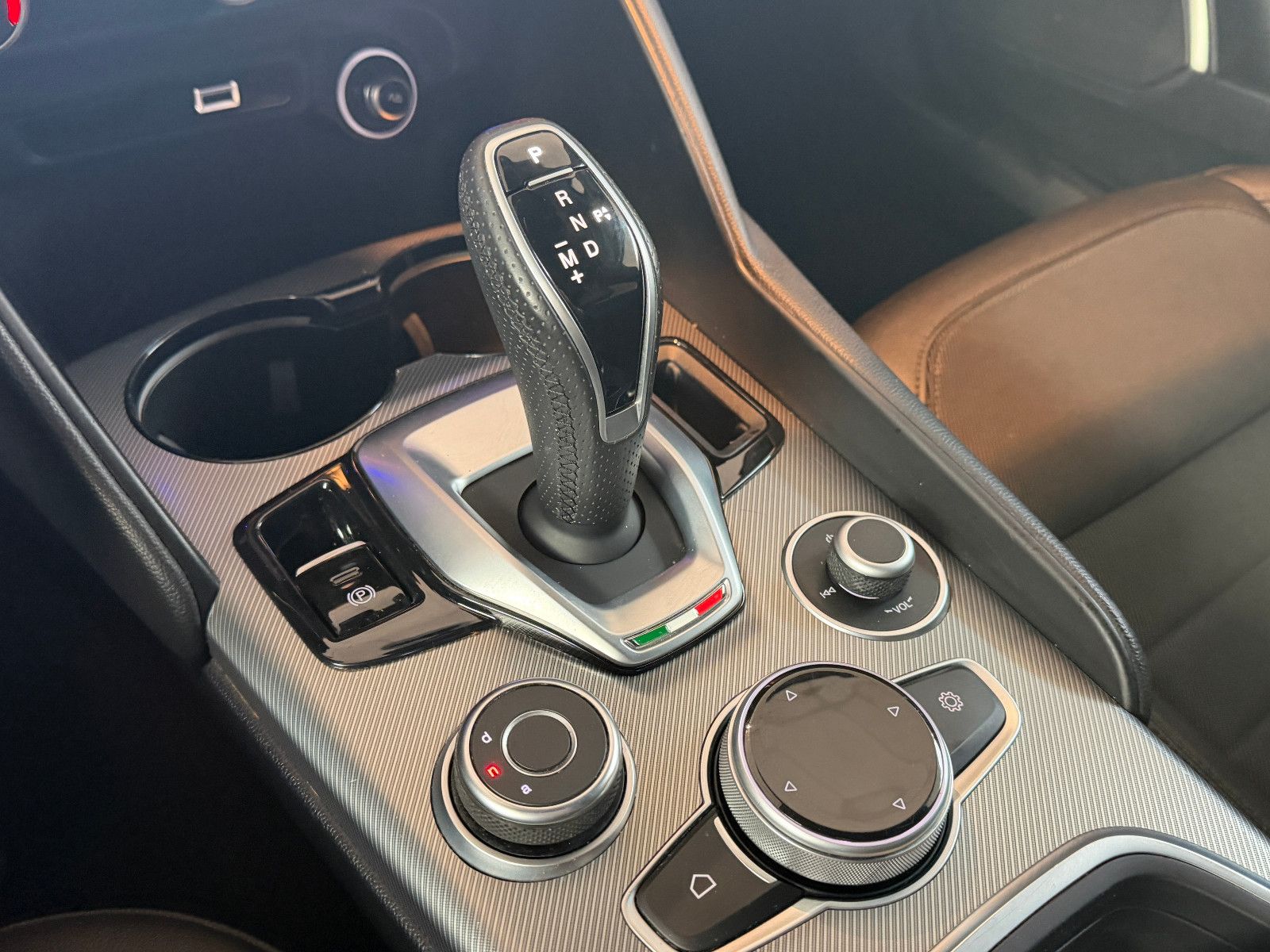 Fahrzeugabbildung Alfa Romeo Giulia Sprint /KAMERA/ALL-BLACK/CAR-PLAY