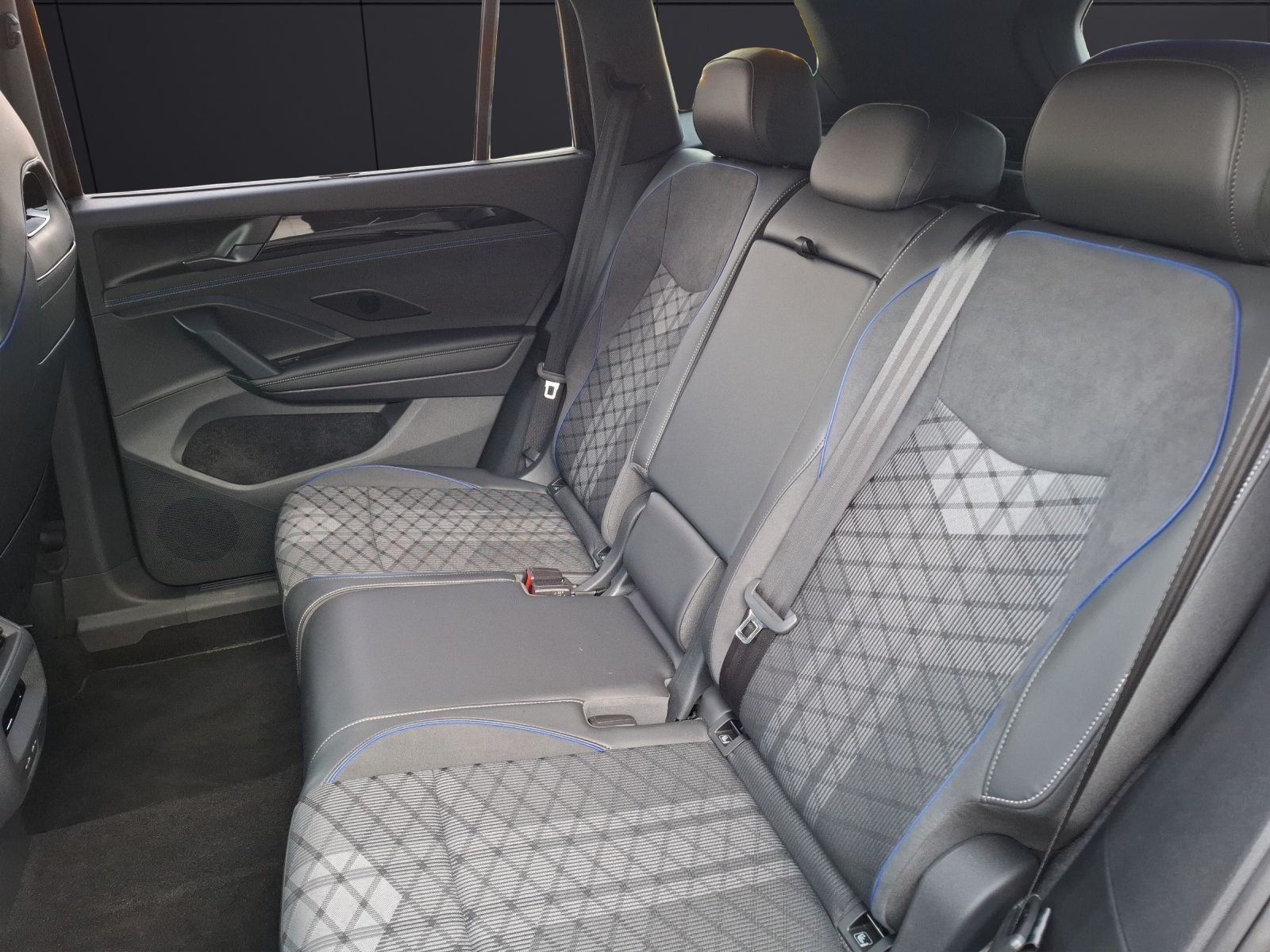 Fahrzeugabbildung Volkswagen Tayron TDI R-Line DSG 4M Matrix AHK Navi AID HUD