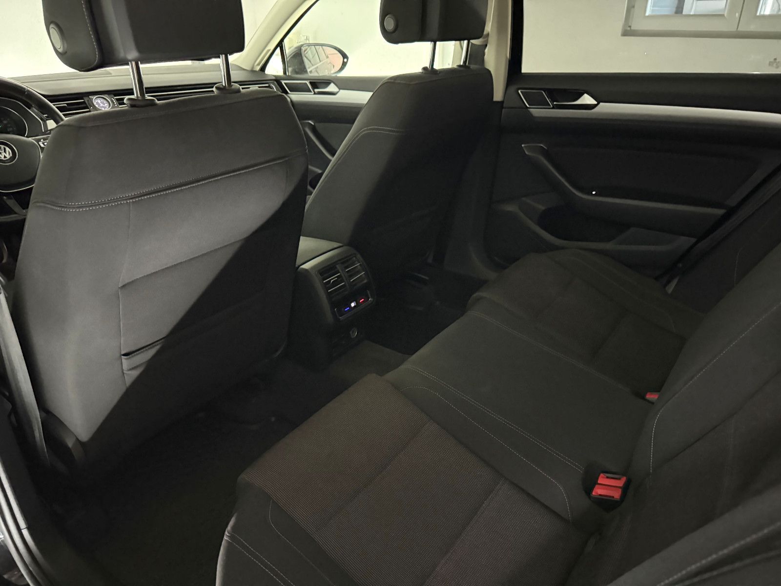 Fahrzeugabbildung Volkswagen Passat Variant Comfortline/ACC/HuD/LED/MASSAGE