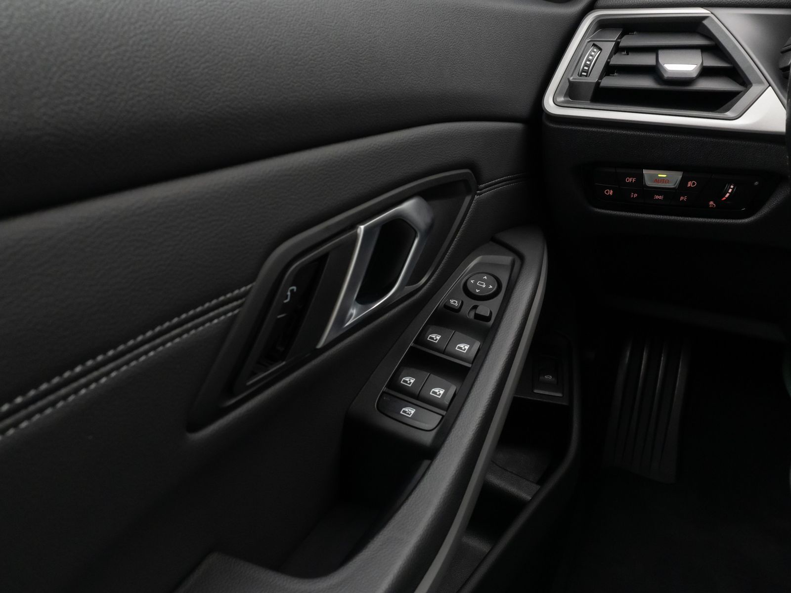 Fahrzeugabbildung BMW 320d Kamera DAB HiFi Leder Komfort Sport LED