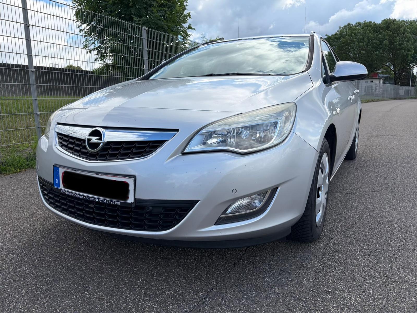 Opel Astra J Sports Tourer Edition Navi AHK Gepflegt