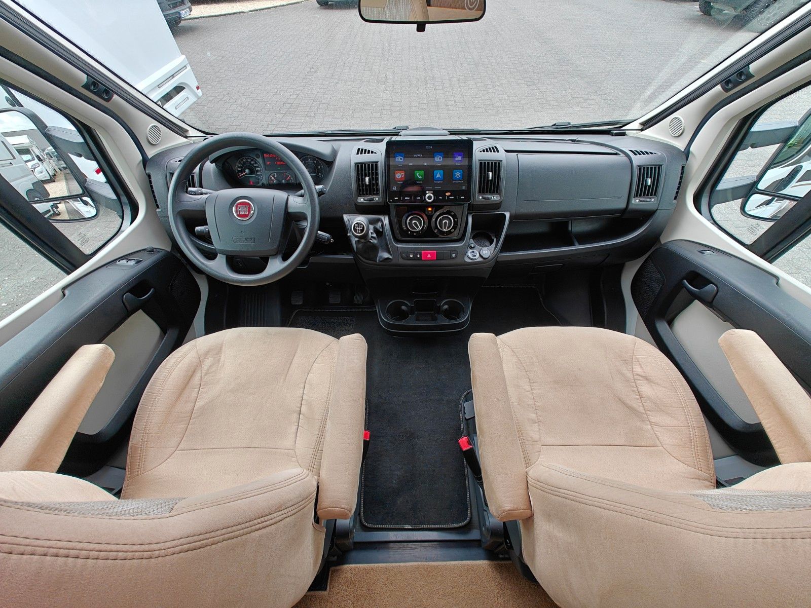 Fahrzeugabbildung Carado T-334 - Hubbett, SAT, TV, Navi, Markise -