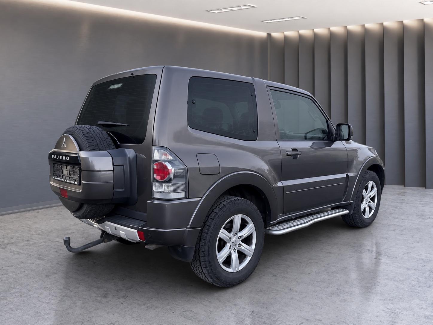 Mitsubishi Pajero 3.2 DI-D 200 ch • 3 portes • 4x4 • Boîte manuelle • Attelage
