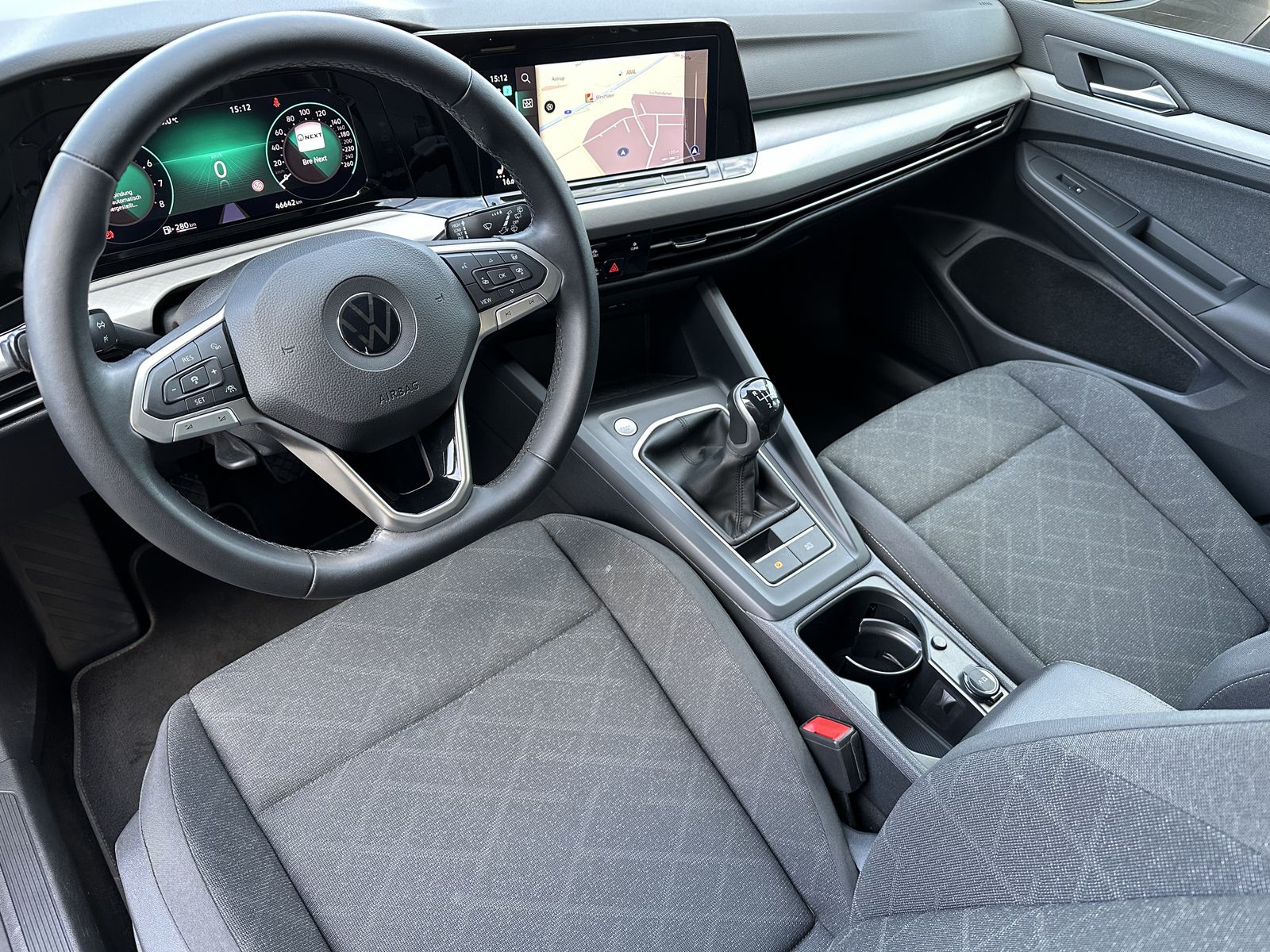 Fahrzeugabbildung Volkswagen Golf 1.5 TSI Life NAV+LED+ACC+CARPLAY+SHZ+VCOCK