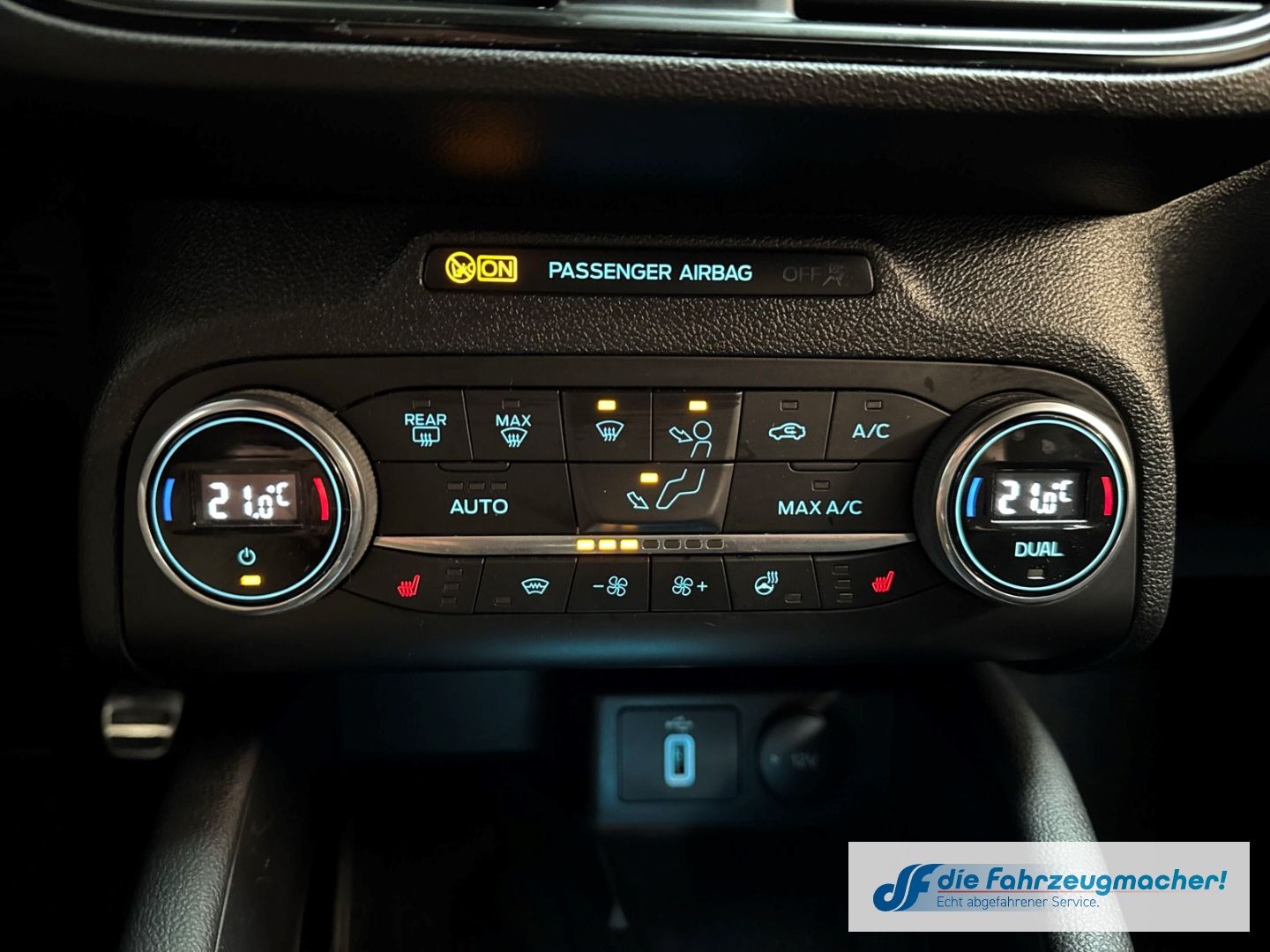 Fahrzeugabbildung Ford Focus ST-Line X AD Navi Digitales Cockpit LED Bl