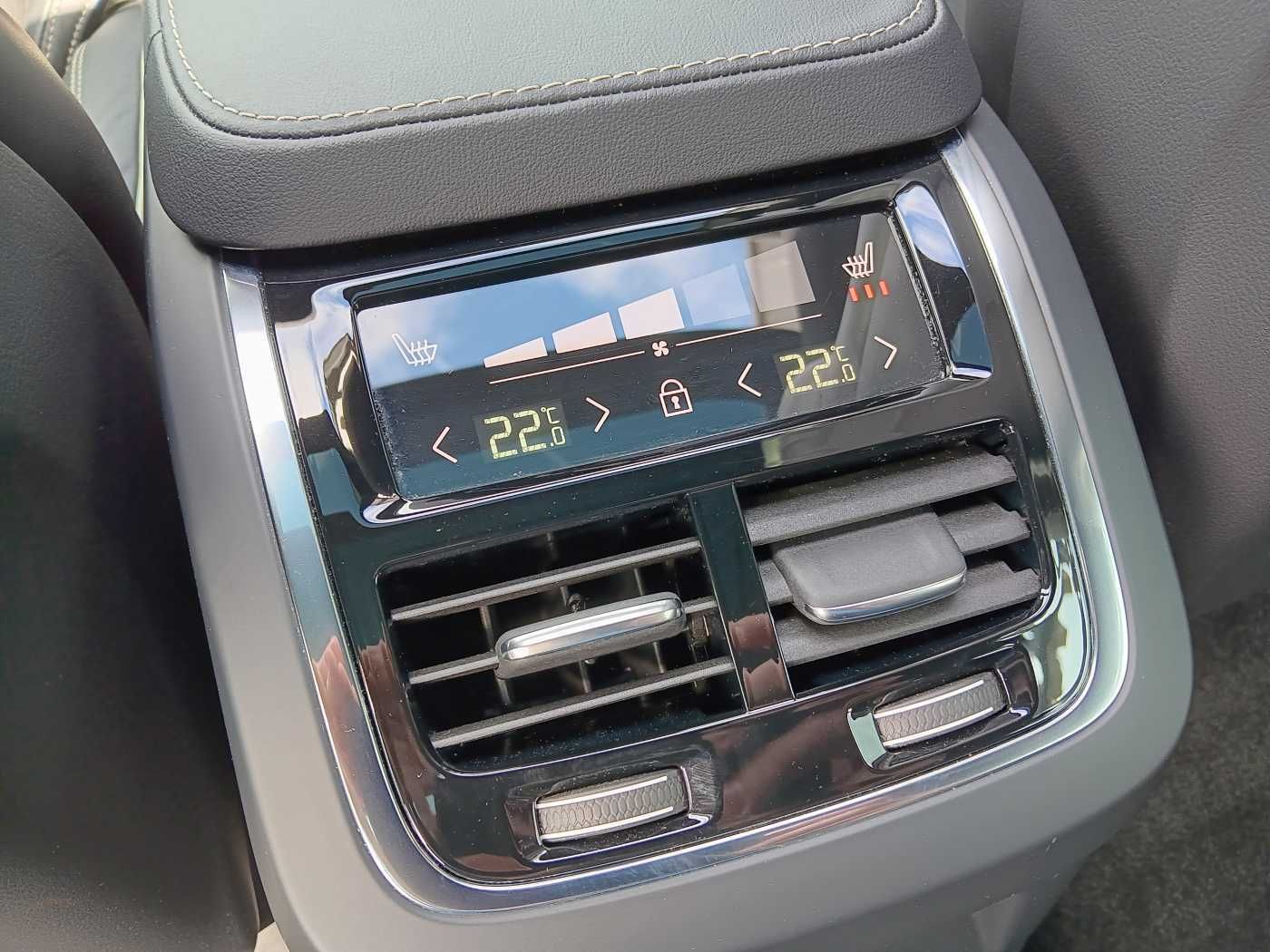 Fahrzeugabbildung Volvo XC90 T8 AWD R-Design Edition 'Glasdach, Akustikg