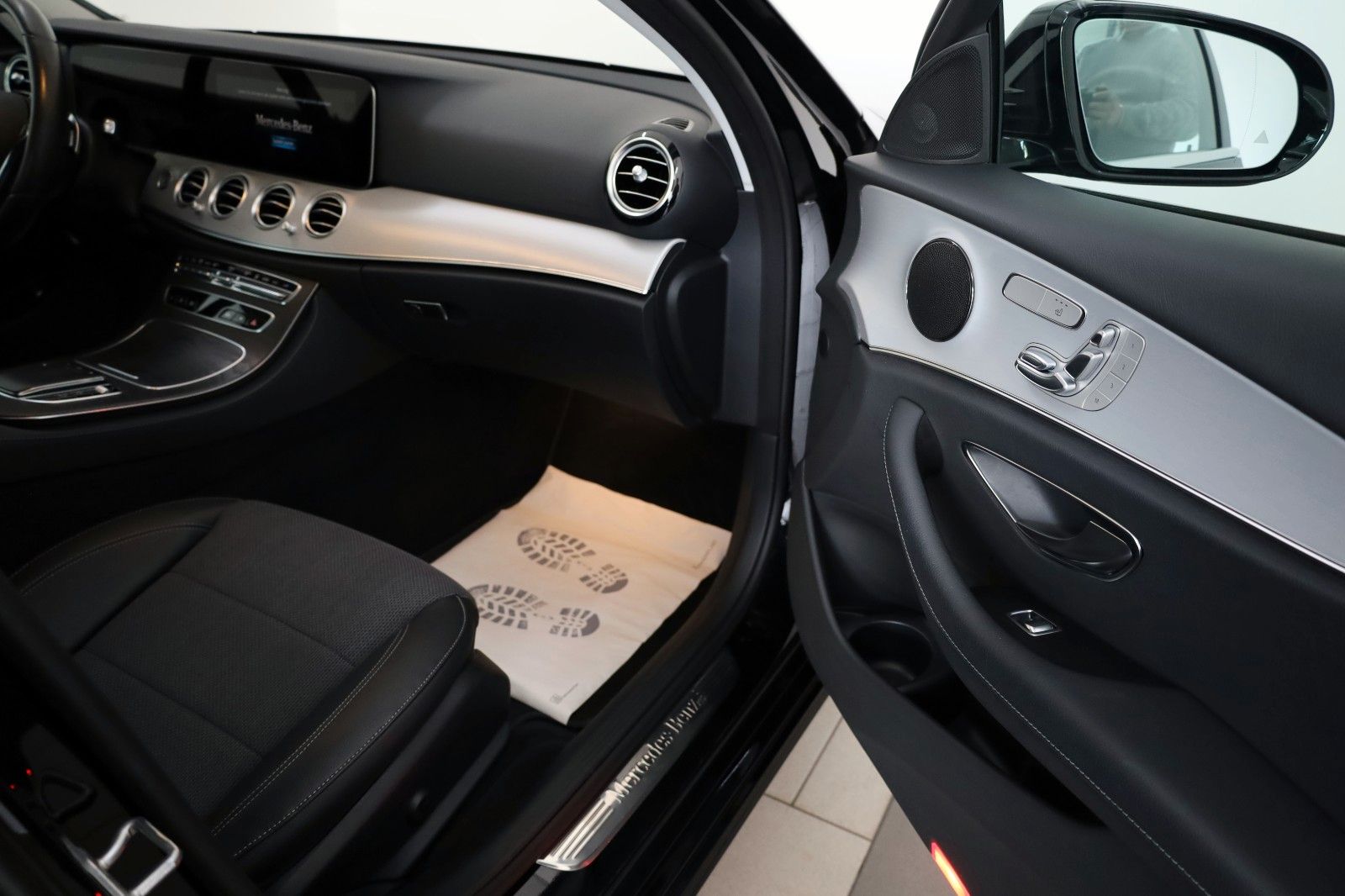 Fahrzeugabbildung Mercedes-Benz E 300 e T Avantgarde,T.Leder,Navi,Kamera,AHK +WR