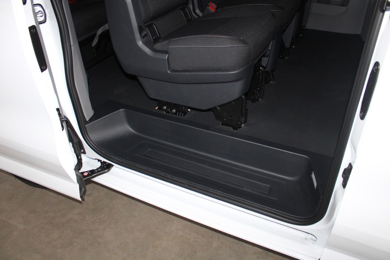 Fahrzeugabbildung Ford E-Transit Custom L1 TREND 9-Sitze AHK NAVI GJR