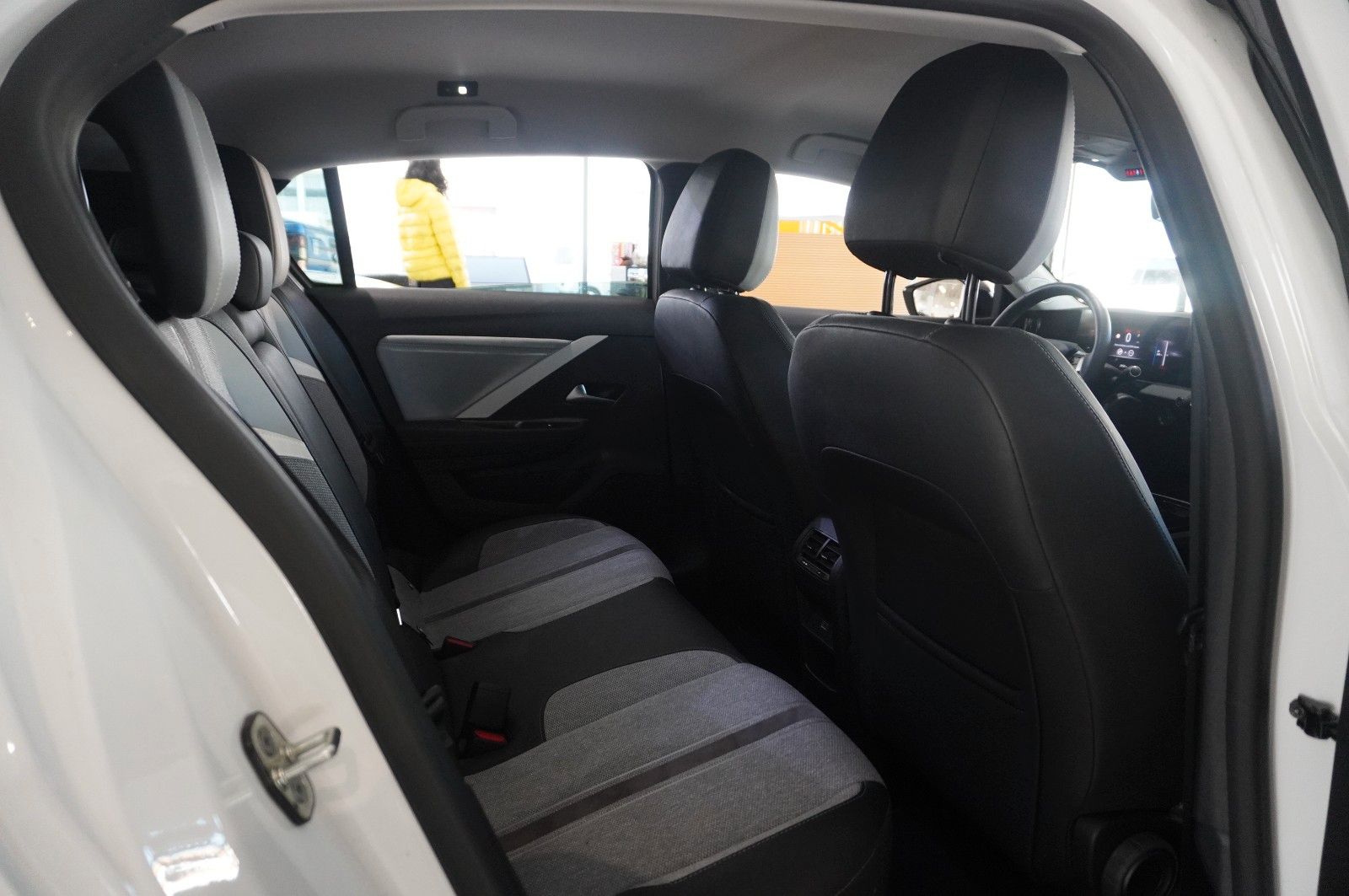 Fahrzeugabbildung Opel Astra L Lim. 1.2T ELEGANCE NAVI/LED/KAMERA/SPORT