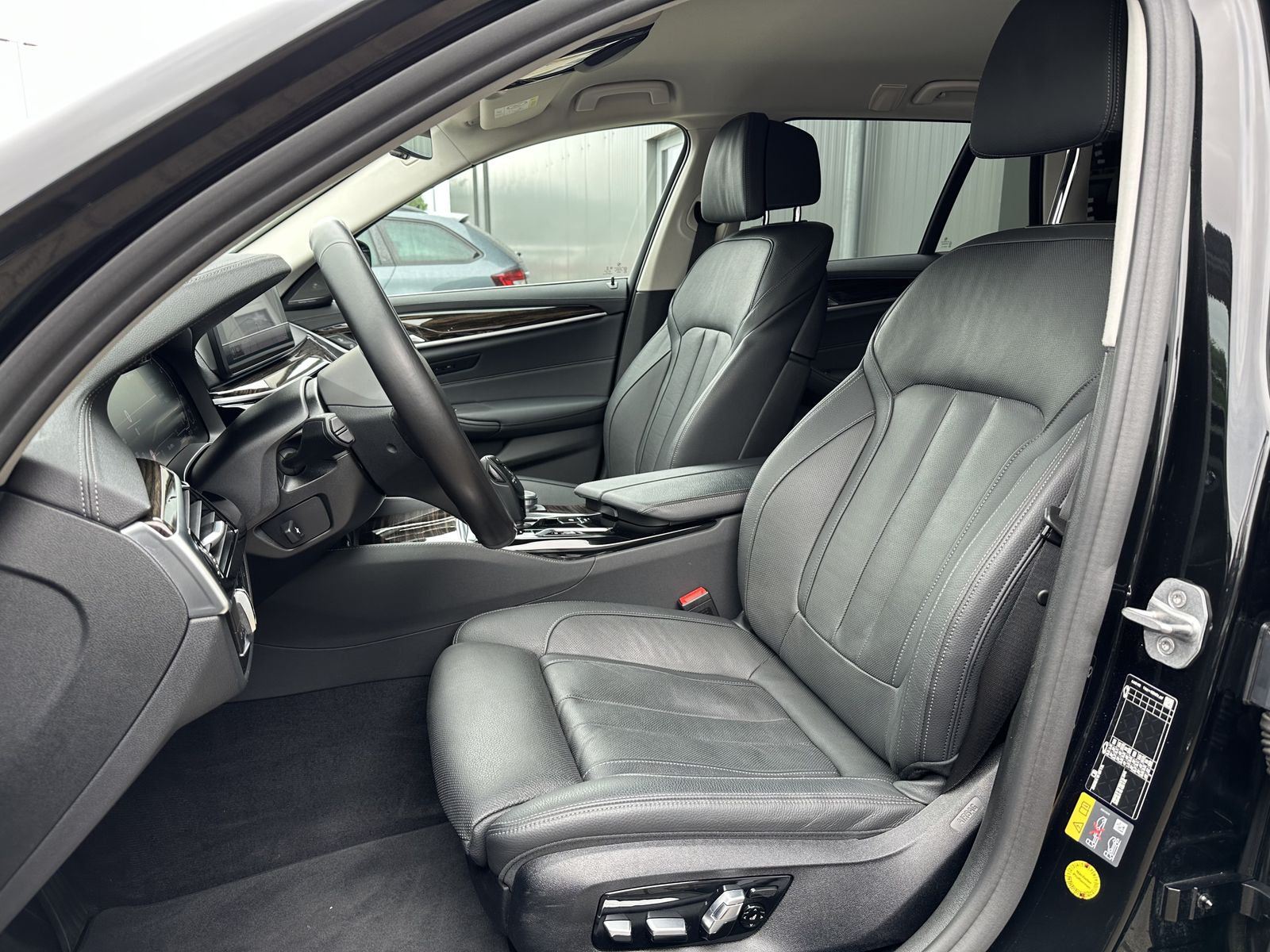 Fahrzeugabbildung BMW 530e Touring xDrive Luxury NAV+LASER+HUD+H&K+ACC