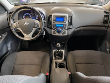 Hyundai i30 *TEMPOMAT*SZHZ*KLIMAAUTOMATIK*PDC*