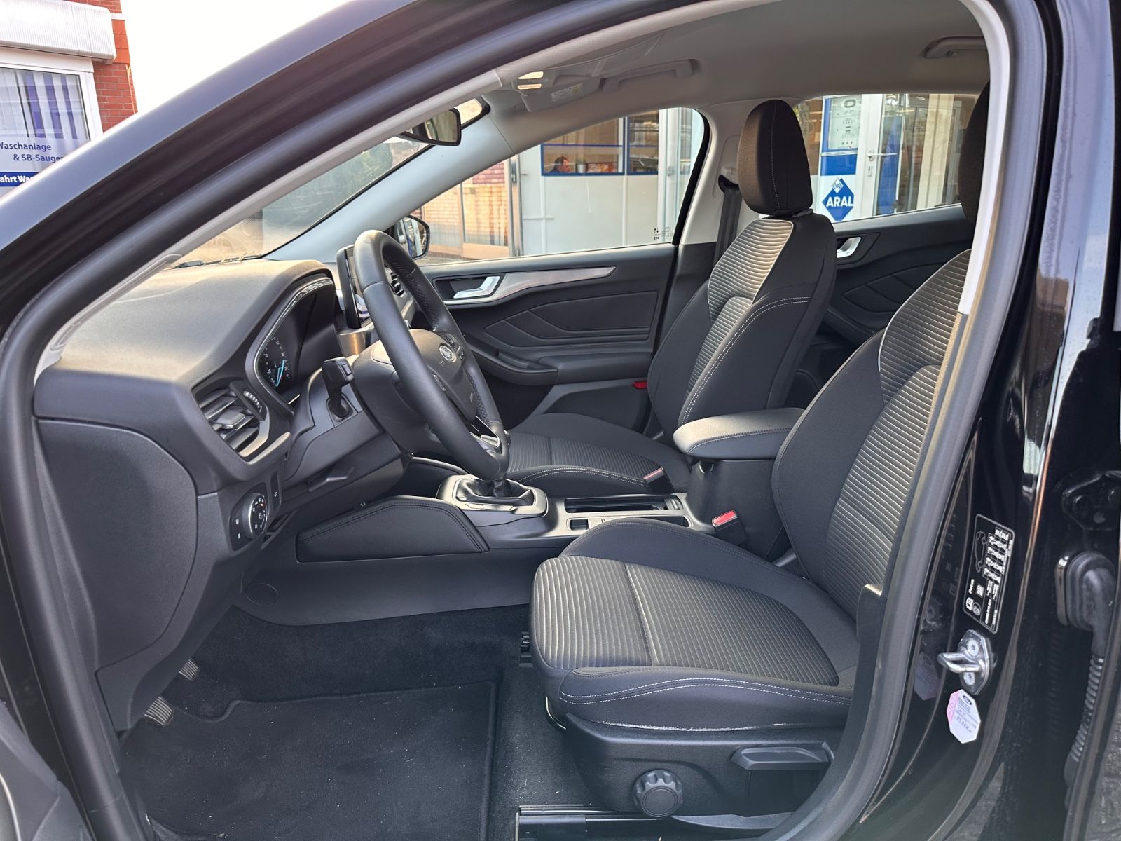 Fahrzeugabbildung Ford Focus Turnier Titanium 1.0 EB Navi/APP/LED/eHeck