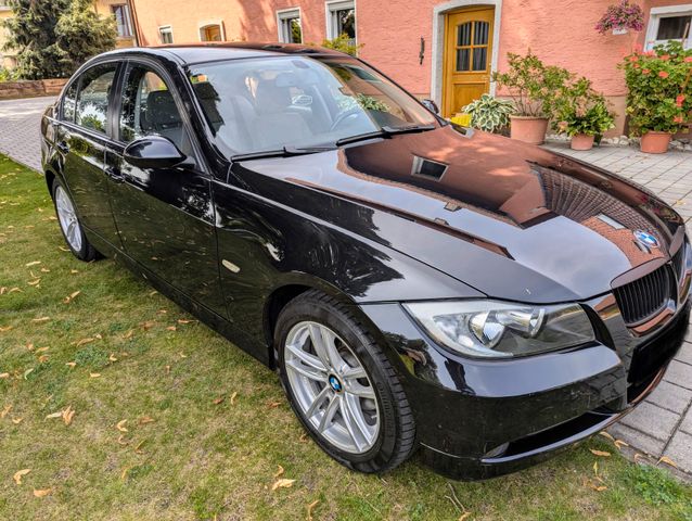 BMW 318i - E90