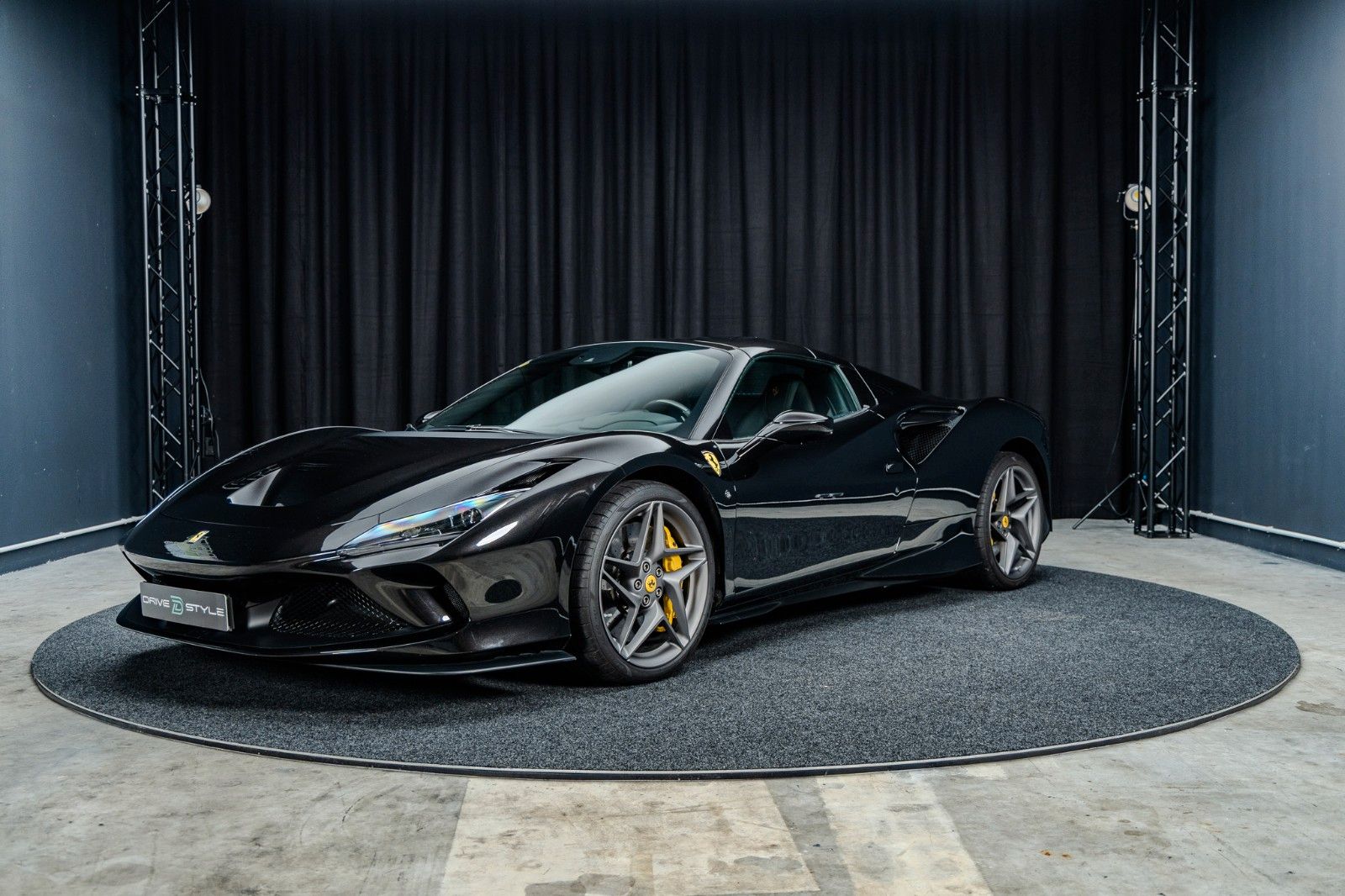 Fahrzeugabbildung Ferrari F8 Spider + Nero Daytona + Carbon + Lift + Garan