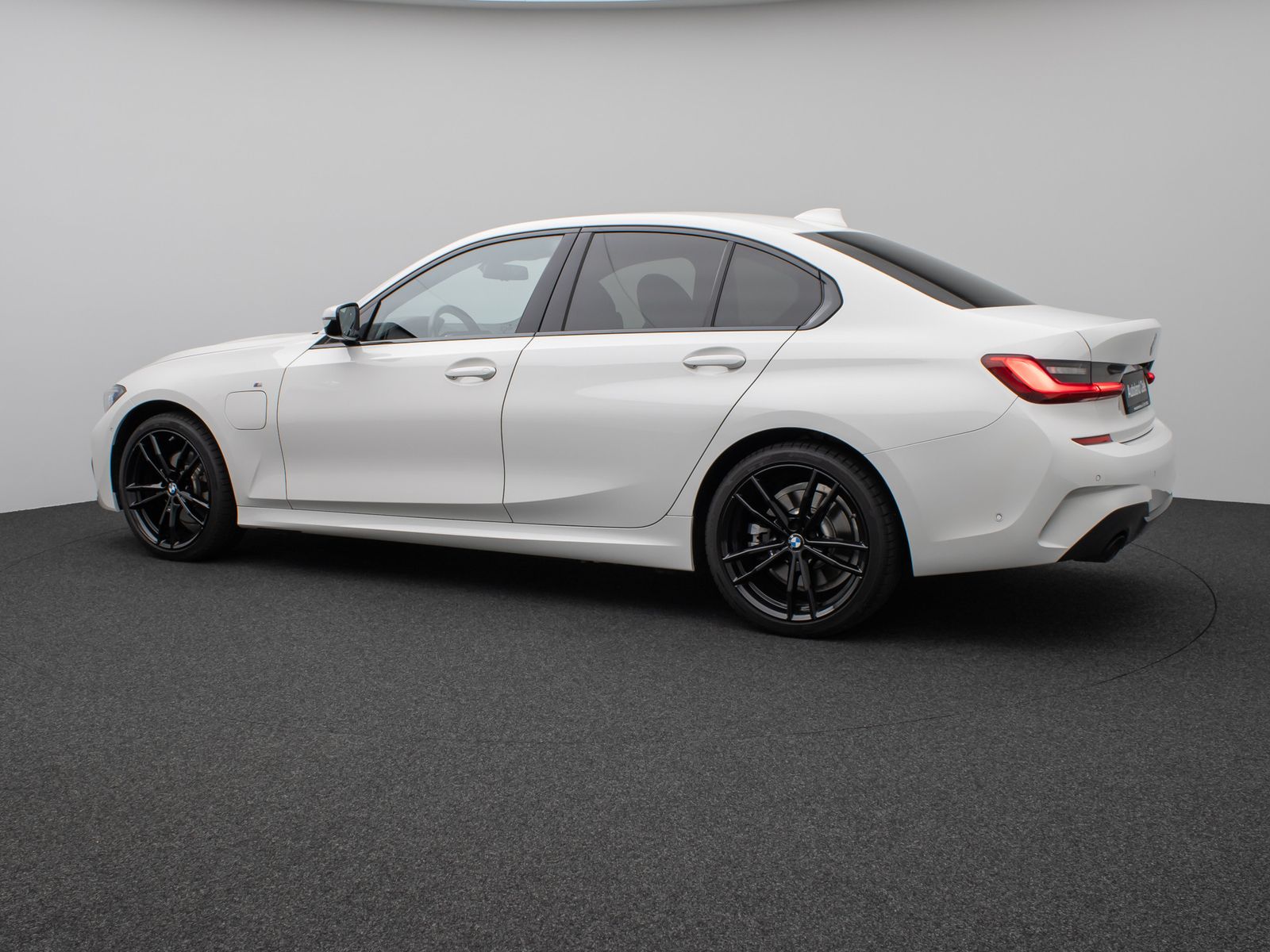 Fahrzeugabbildung BMW 320e M Sport Kamer Laser HUD DAB H/K Komfort 19"