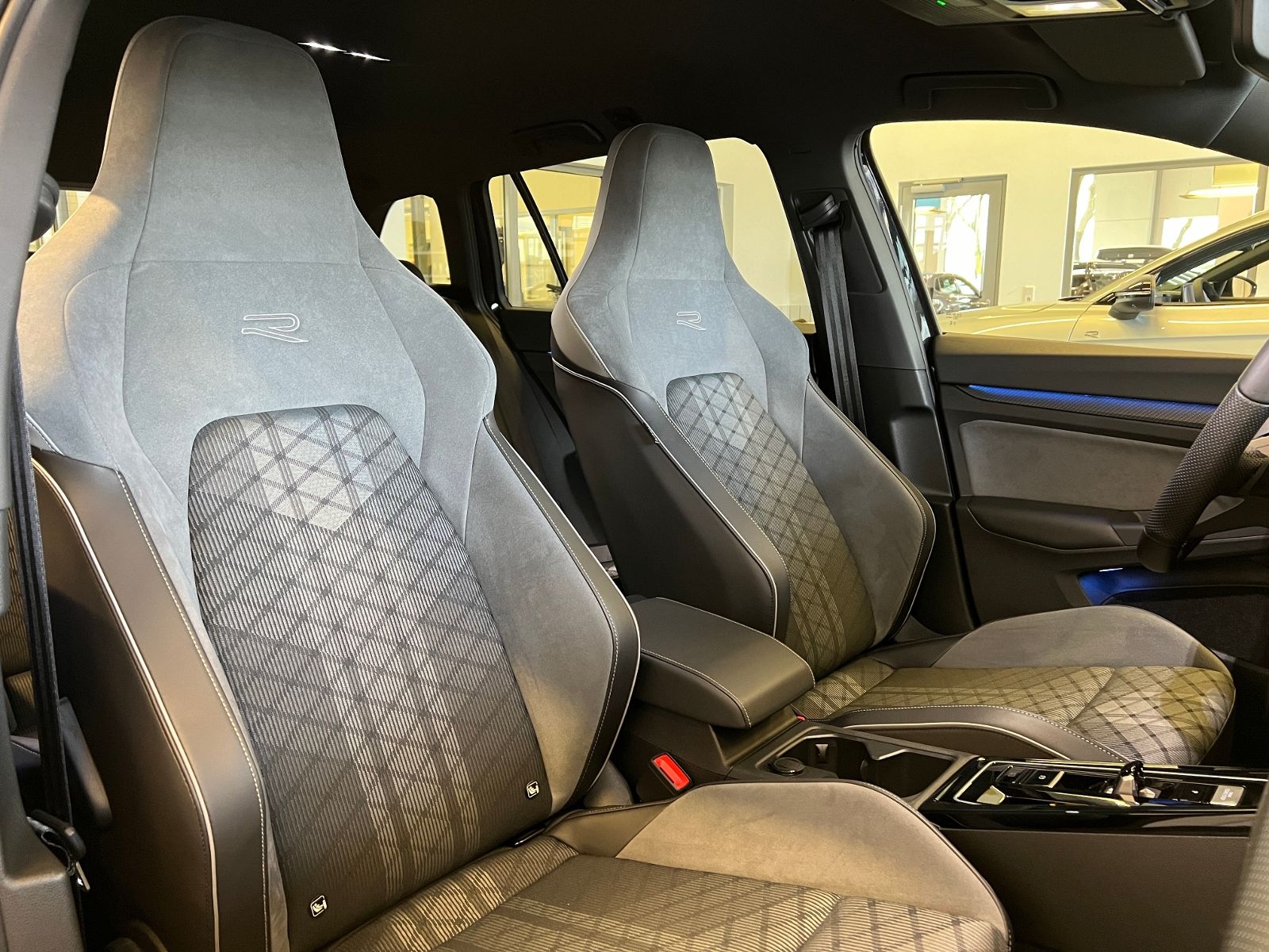 Fahrzeugabbildung Volkswagen Golf VIII Variant R-Line 1.5 eTSI DSG *AHK, LED,