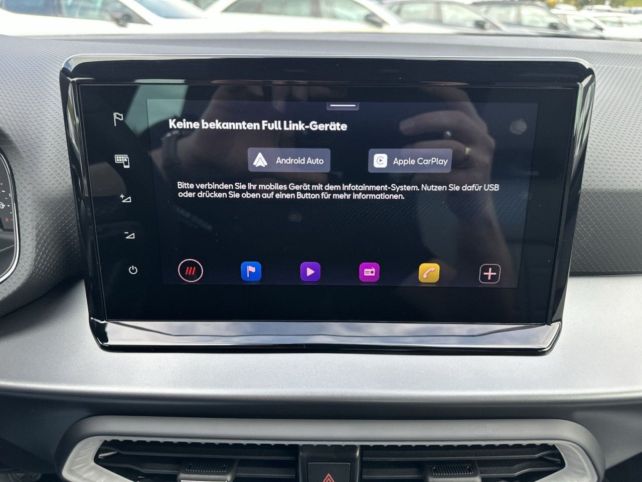 Fahrzeugabbildung SEAT Arona FR 1.0 TSI 116 PS 6-Gang - mit KI generiert/bearbeitet