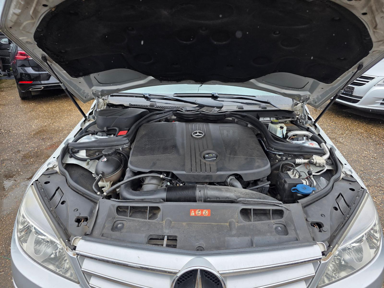 Mercedes-Benz C200 2011 — photo 11