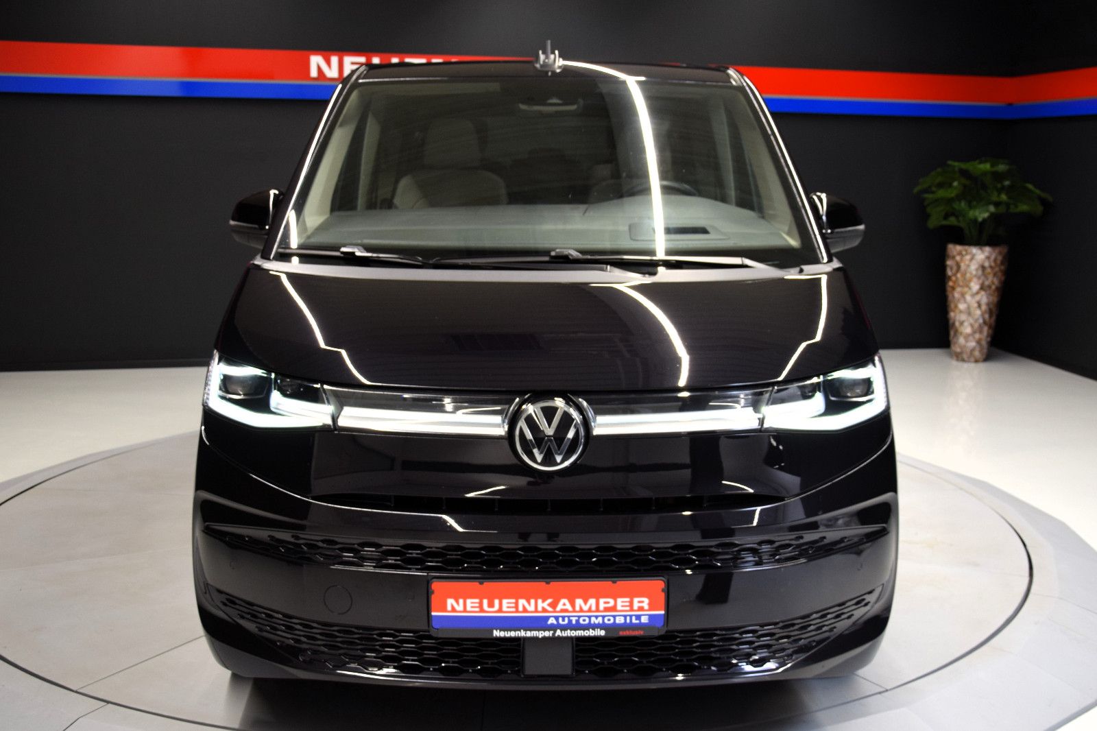Fahrzeugabbildung Volkswagen T7 Multivan Style lang Pano STHZ HuD AHK NP 77T€