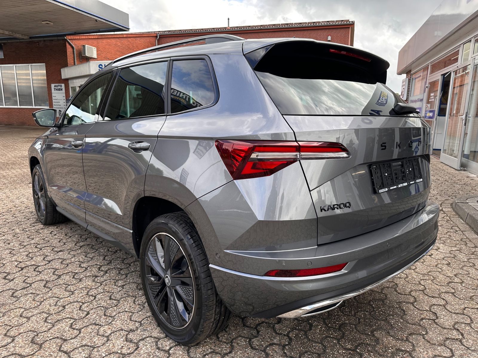 Fahrzeugabbildung SKODA Karoq Sportline 1.5 TSI DSG Matrix/AHK/Navi/ACC