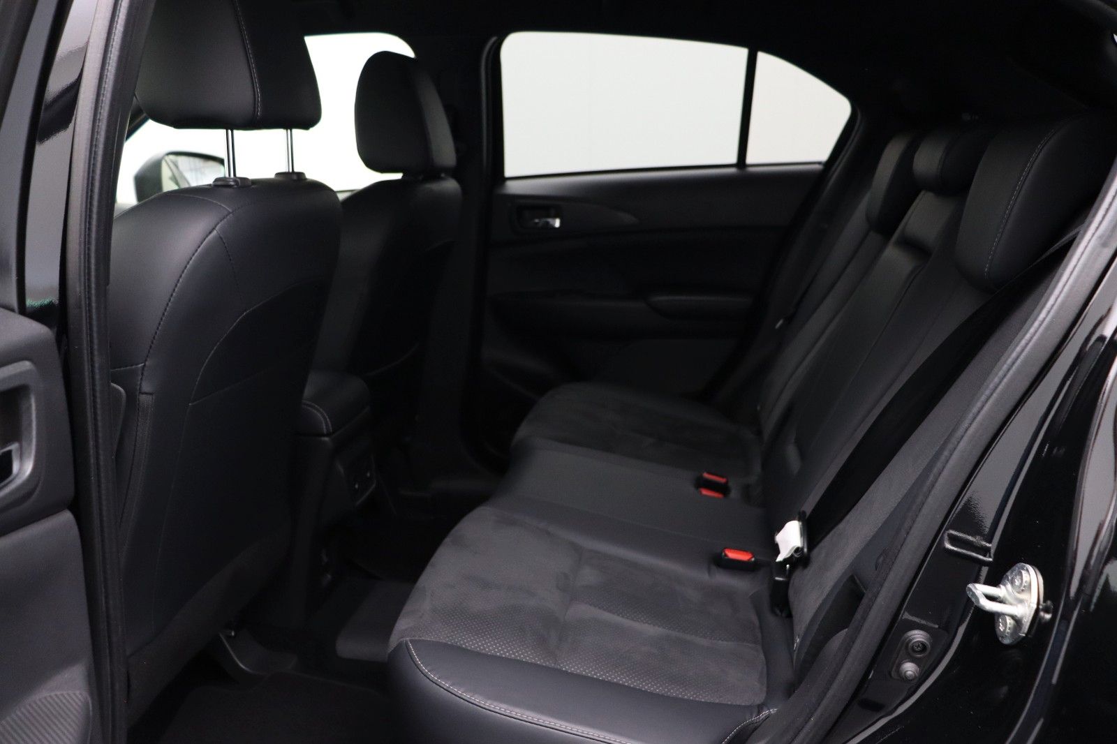 Fahrzeugabbildung Mitsubishi Eclipse Cross 2.4 Plus Select Black Hybrid 4WD