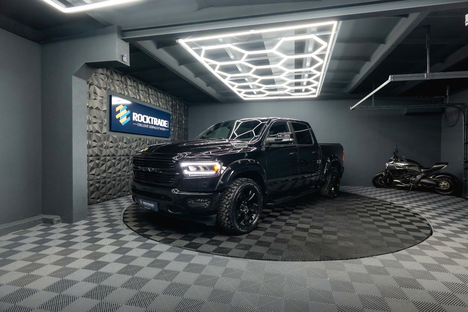 Fahrzeugabbildung Dodge RAM 5.7 V8 HEMI 4x4 OFFROAD BLACK EDITION *19%