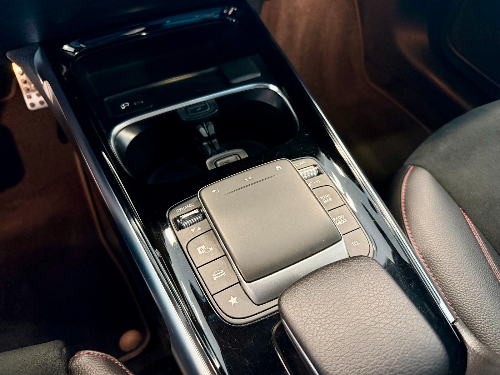 Fahrzeugabbildung Mercedes-Benz GLB 220 d AMG DISTRONIC/20Zoll/AHK/Kamera