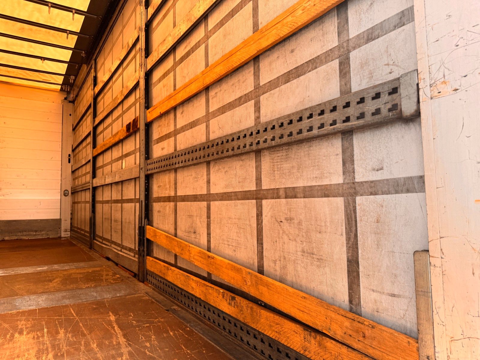 Fahrzeugabbildung Schmitz Cargobull SGF*C2 Pritsche Plane