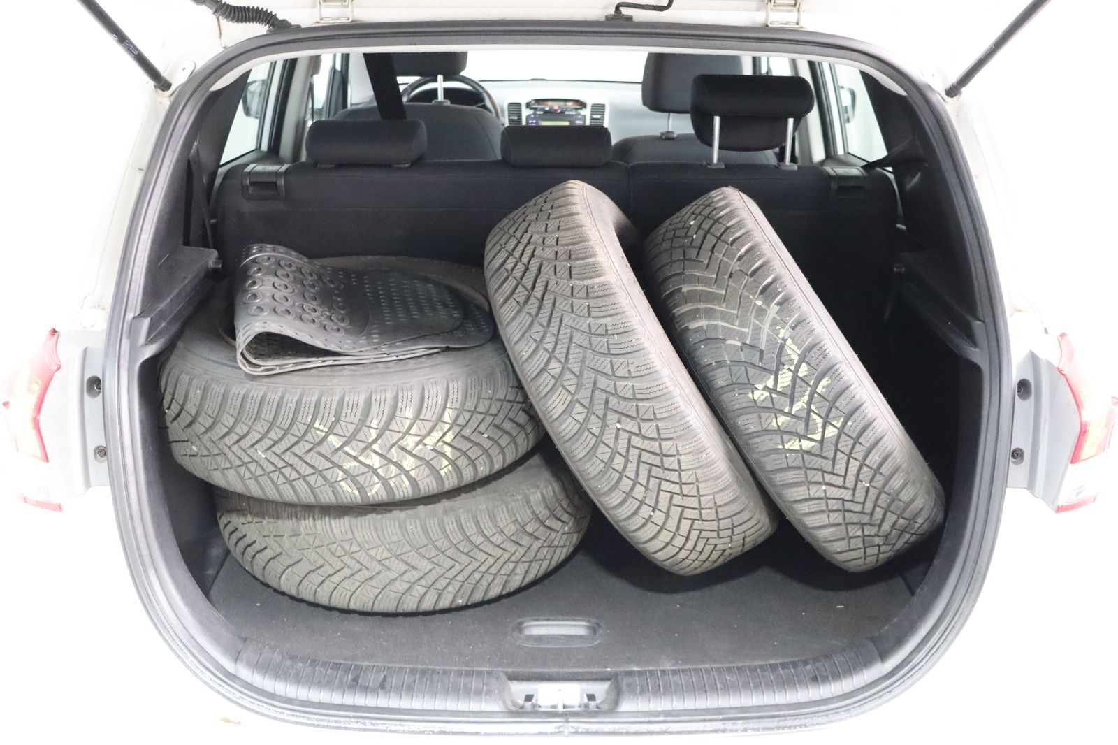 Fahrzeugabbildung Hyundai ix20 * HU/AU bis 06.2028 * 8-fach bereift Comfor