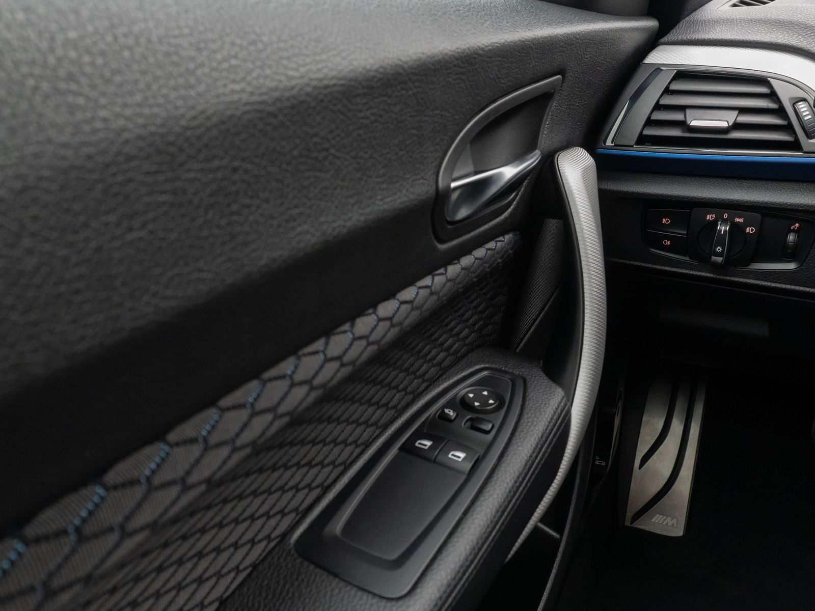 Fahrzeugabbildung BMW 228i Coupé M Sport NaviPro DAB HiFi Xenon PDC