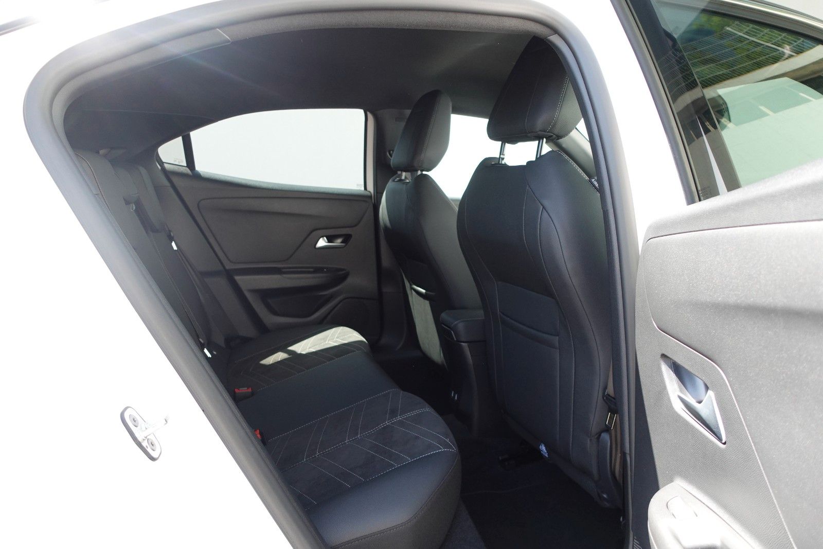 Fahrzeugabbildung Opel Mokka 1.2Turbo Ultimate Kamera,PDC,Sitzh.,DAB