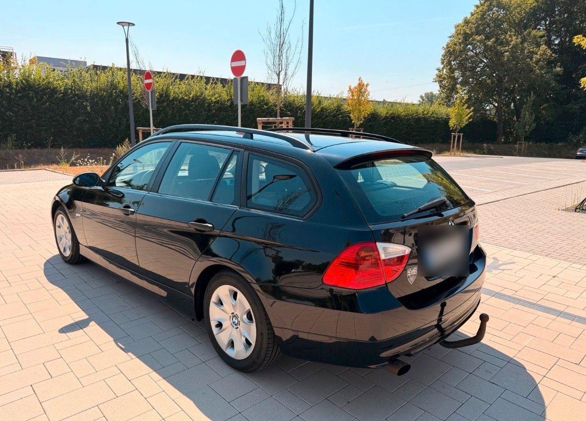 BMW 320 2006 — rear view
