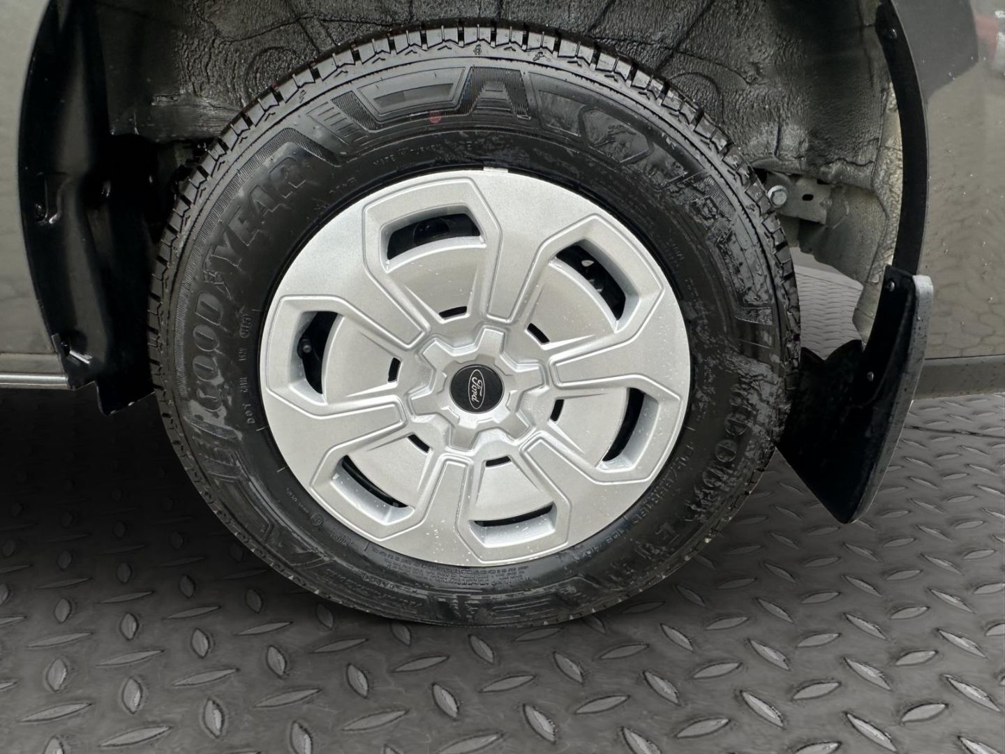 Fahrzeugabbildung Ford Transit Custom 320 L2 FWD StandHZG AHK Navi LED